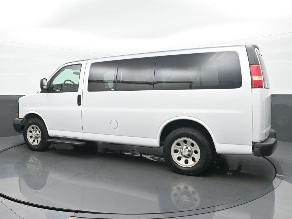 2009 Chevrolet Express 1500 Work Van photo 2