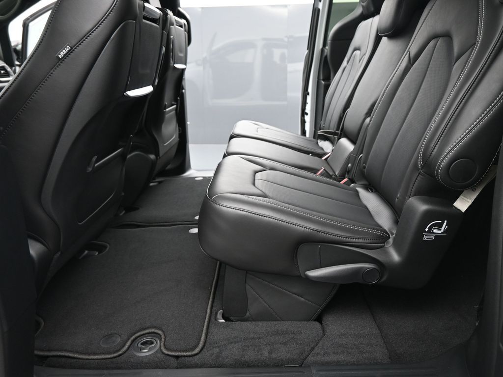 2026 Chrysler Pacifica Select - Photo 13