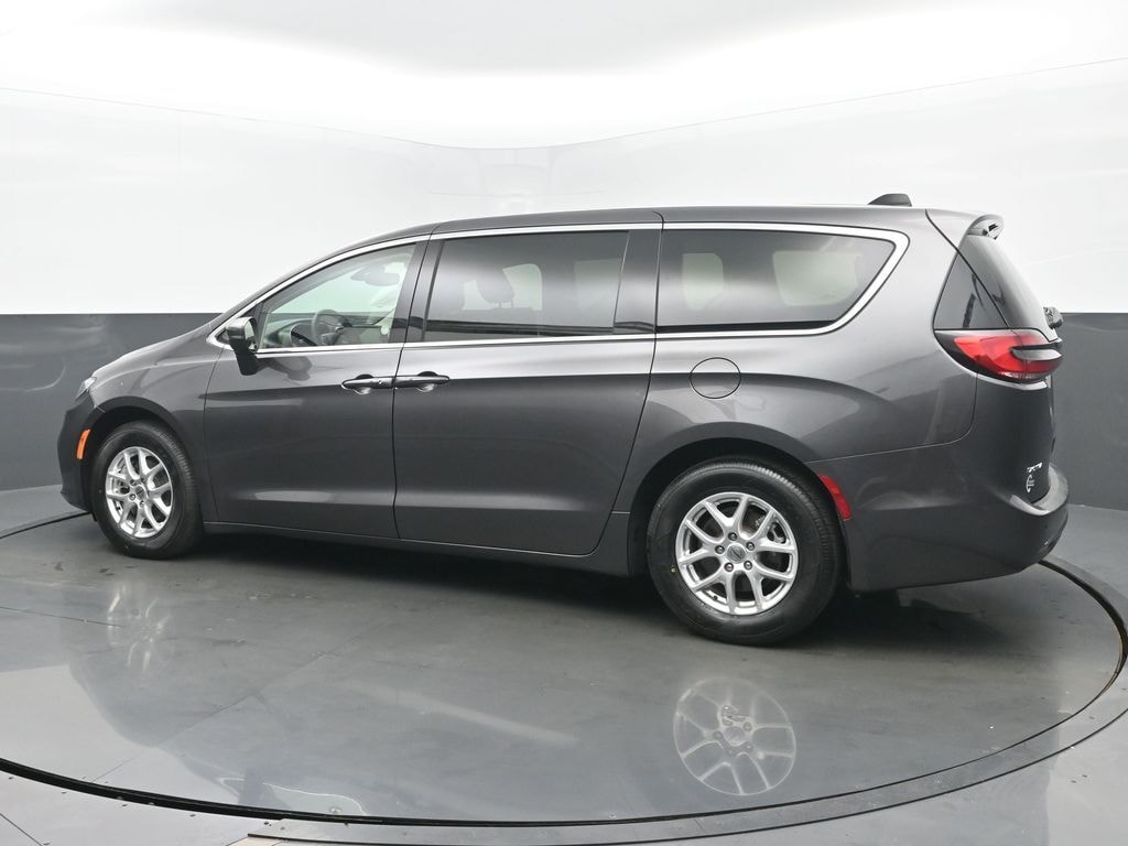 Used 2023 Chrysler Pacifica Touring L Minivan/Van