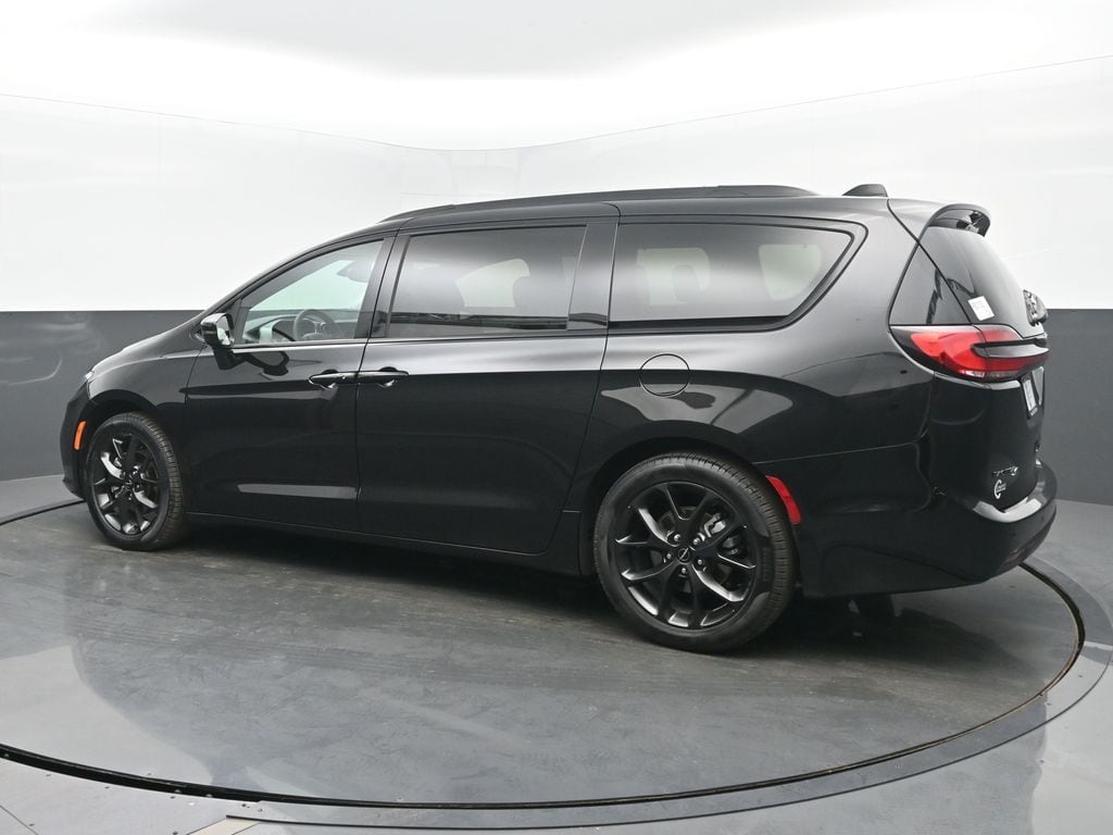 Used 2025 Chrysler Pacifica Limited Minivan/Van