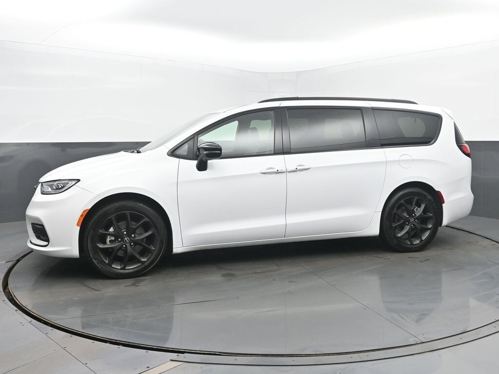 Used 2025 Chrysler Pacifica Limited Minivan/Van