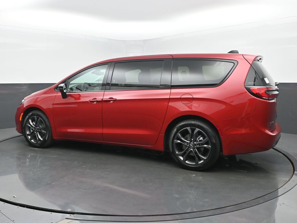 2026 Chrysler Pacifica photo 3