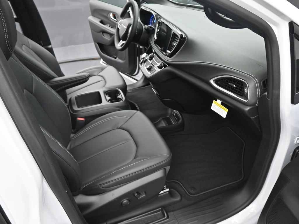 2026 Chrysler Pacifica Select - Photo 17