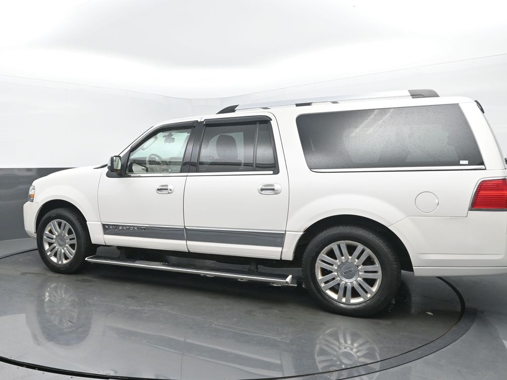 2013 Lincoln Navigator L Base photo 3