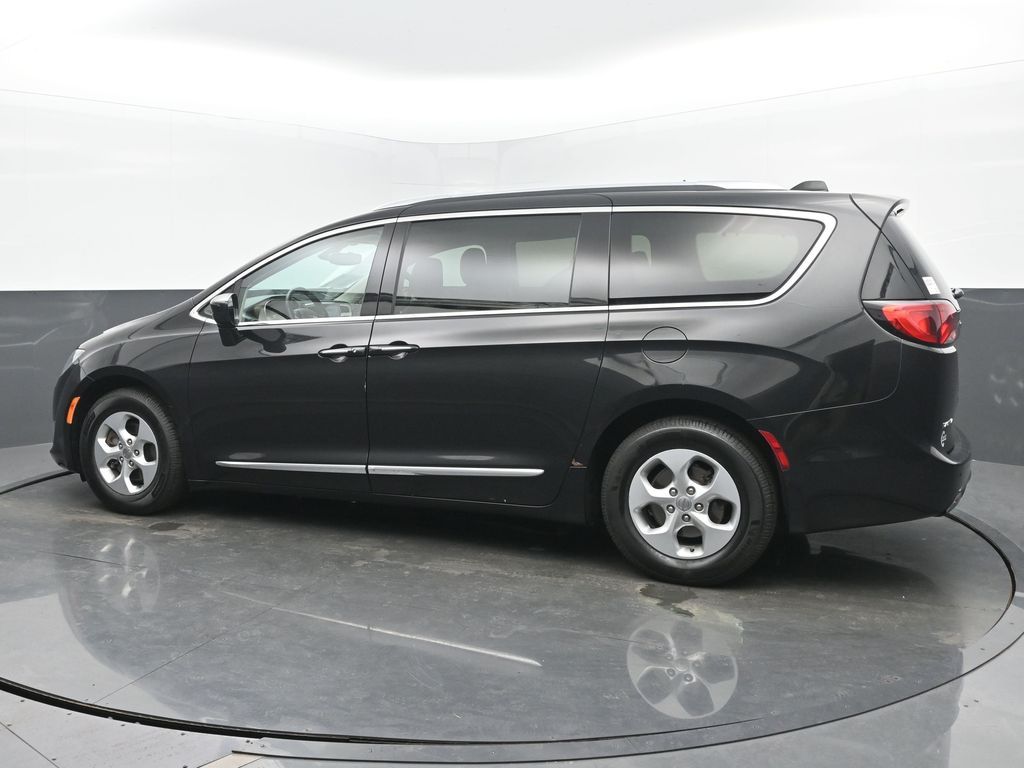 2017 Chrysler Pacifica Touring Plus photo 3