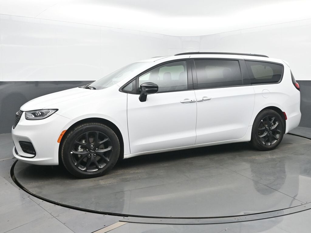 Used 2025 Chrysler Pacifica Limited Minivan/Van