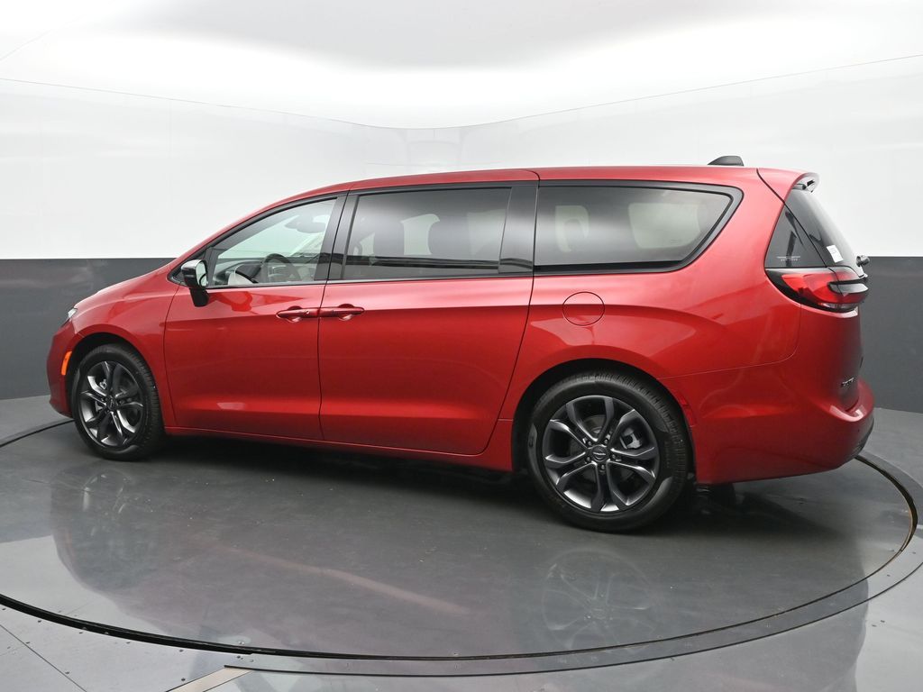 2026 Chrysler Pacifica photo 3