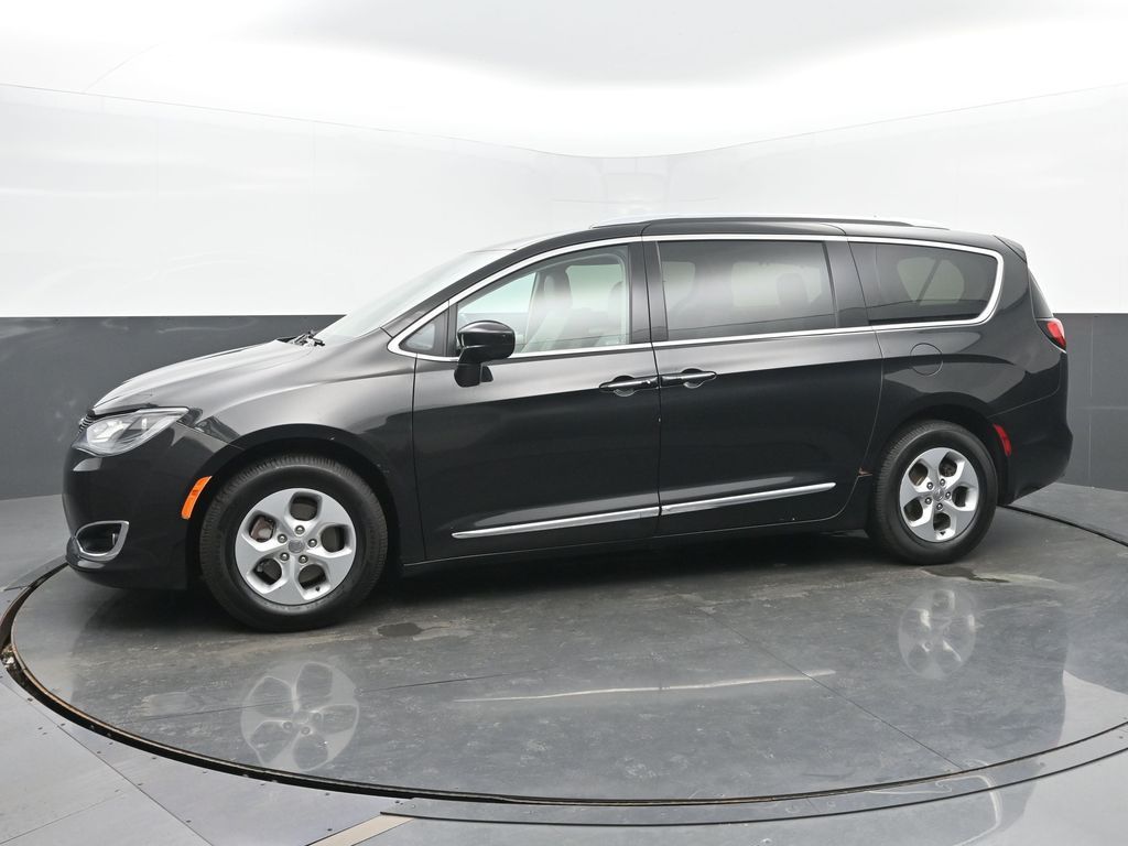2017 Chrysler Pacifica Touring Plus photo 2