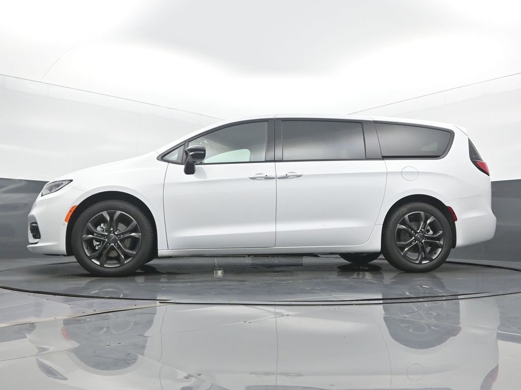 2026 Chrysler Pacifica Select - Photo 47