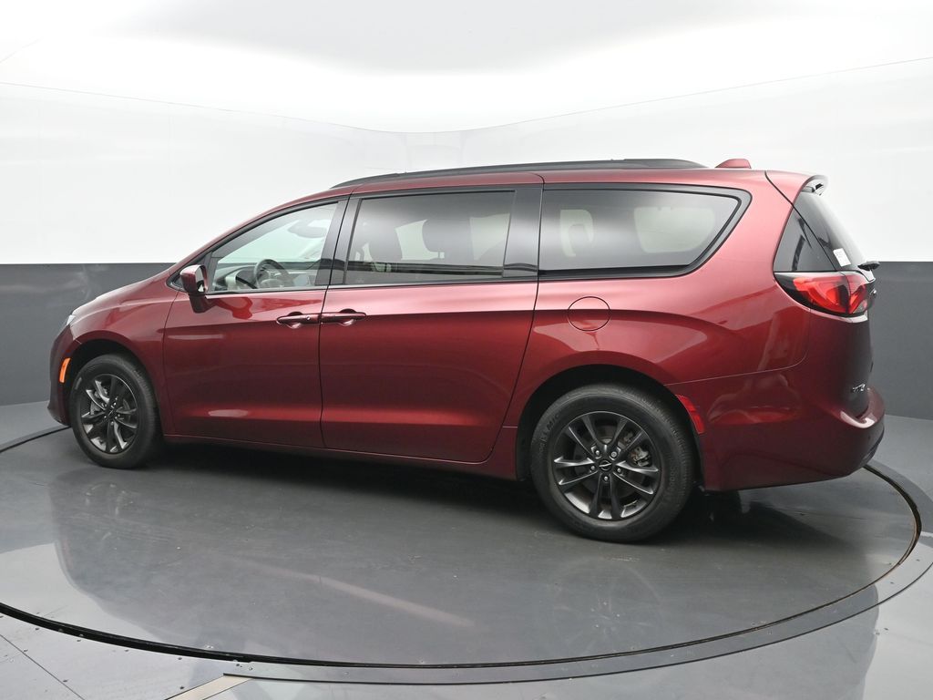 2020 Chrysler Pacifica Touring L photo 3