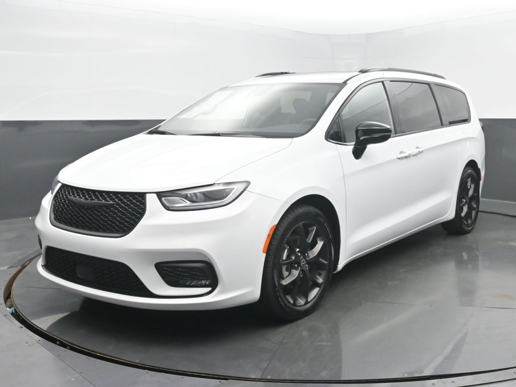 Used 2025 Chrysler Pacifica Limited Minivan/Van
