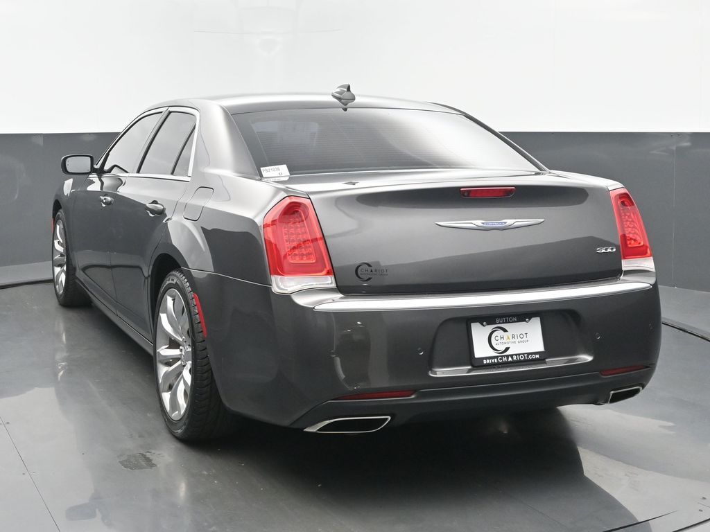 2021 Chrysler 300 Touring photo 4