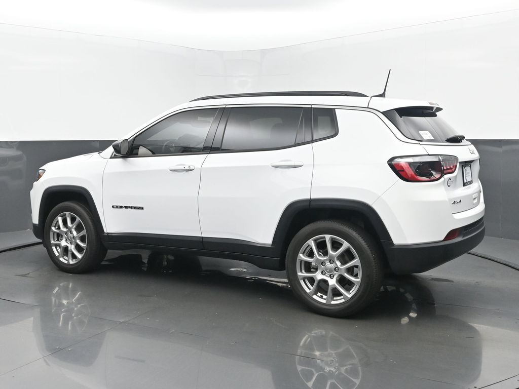 2022 Jeep Compass Latitude Lux photo 3