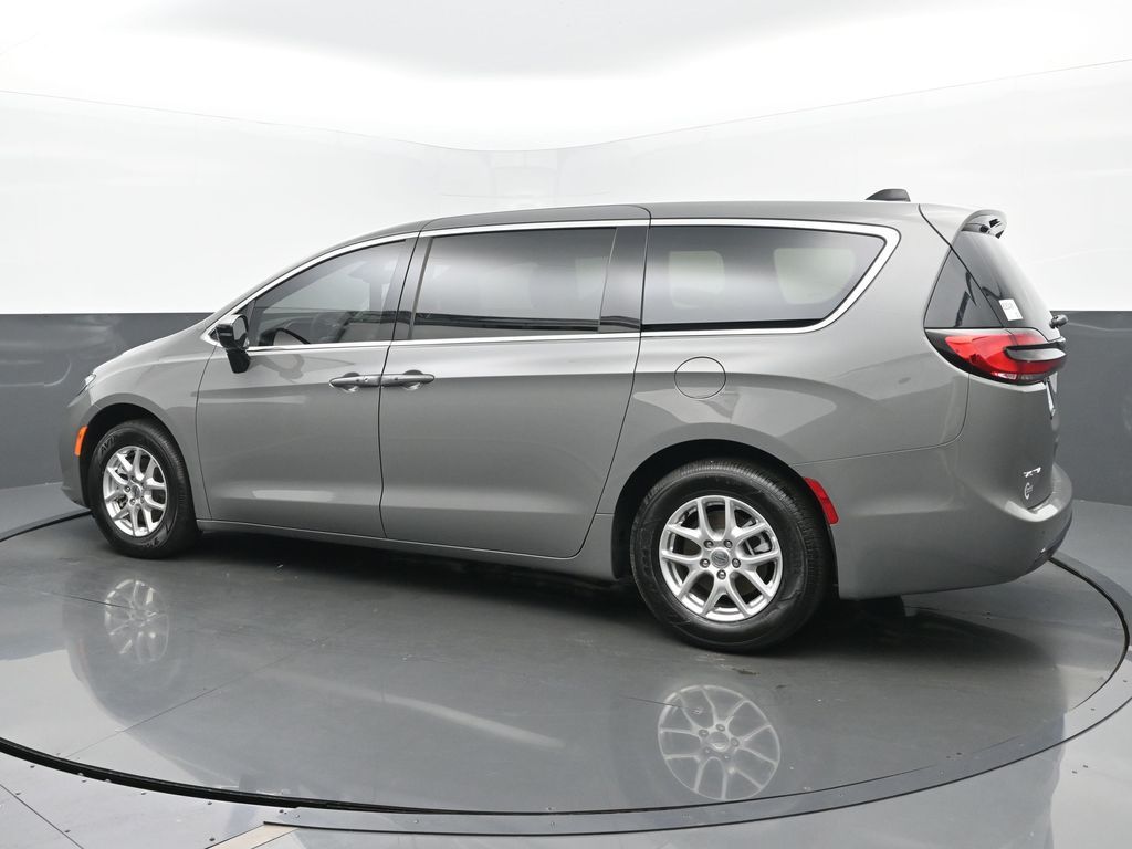 2025 Chrysler Pacifica photo 3