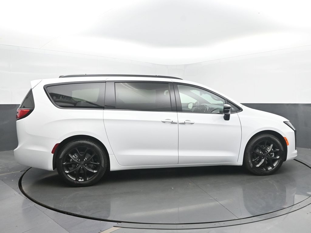 New 2027 Chrysler Pacifica Limited Passenger Van