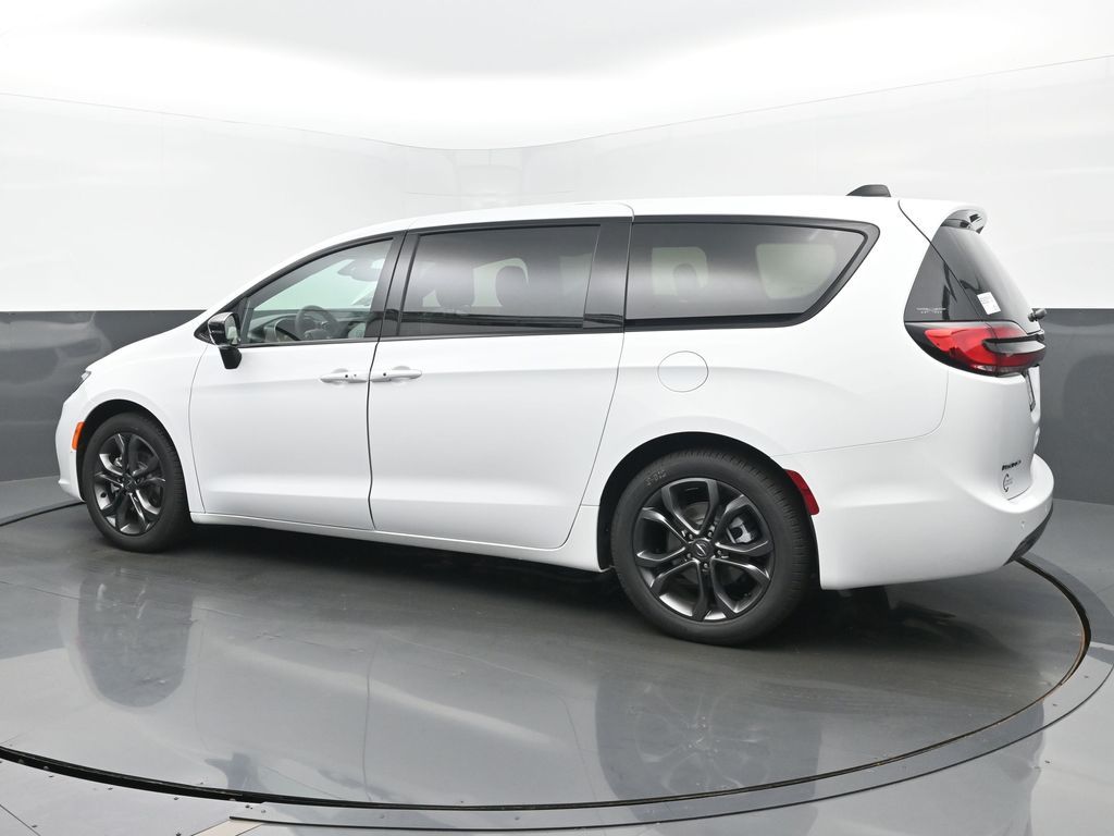 2026 Chrysler Pacifica photo 3