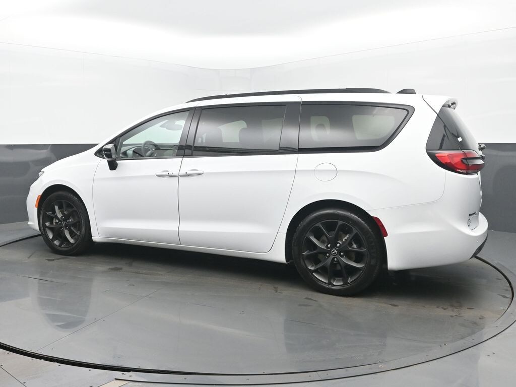 Used 2025 Chrysler Pacifica Limited Minivan/Van