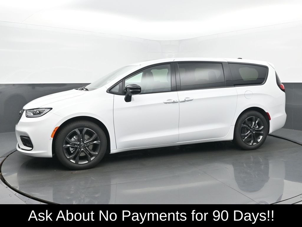 2026 Chrysler Pacifica photo 2