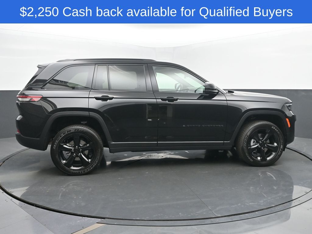 2025 Jeep Grand Cherokee Laredo Altitude photo 2