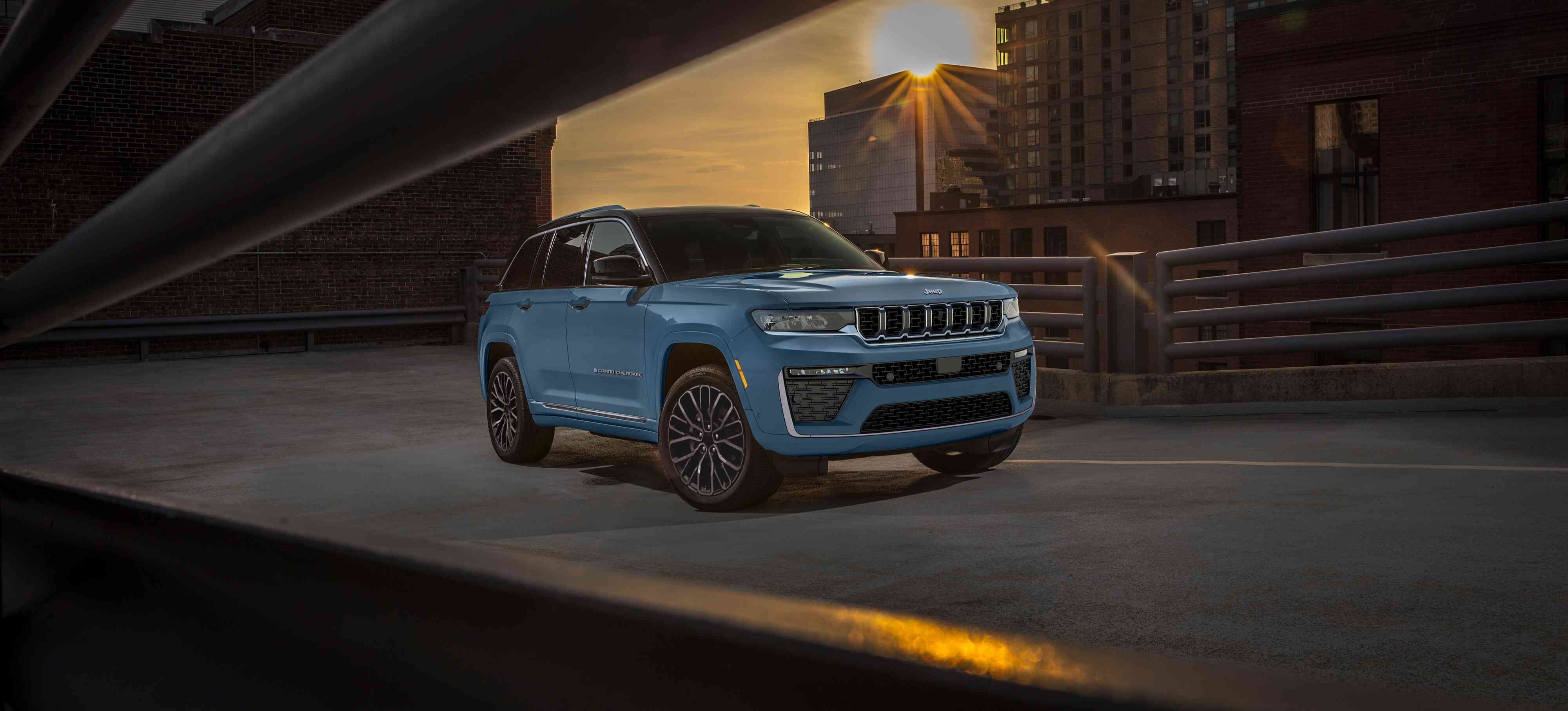 Exterior design of Jeep Grand Cherokee in the city