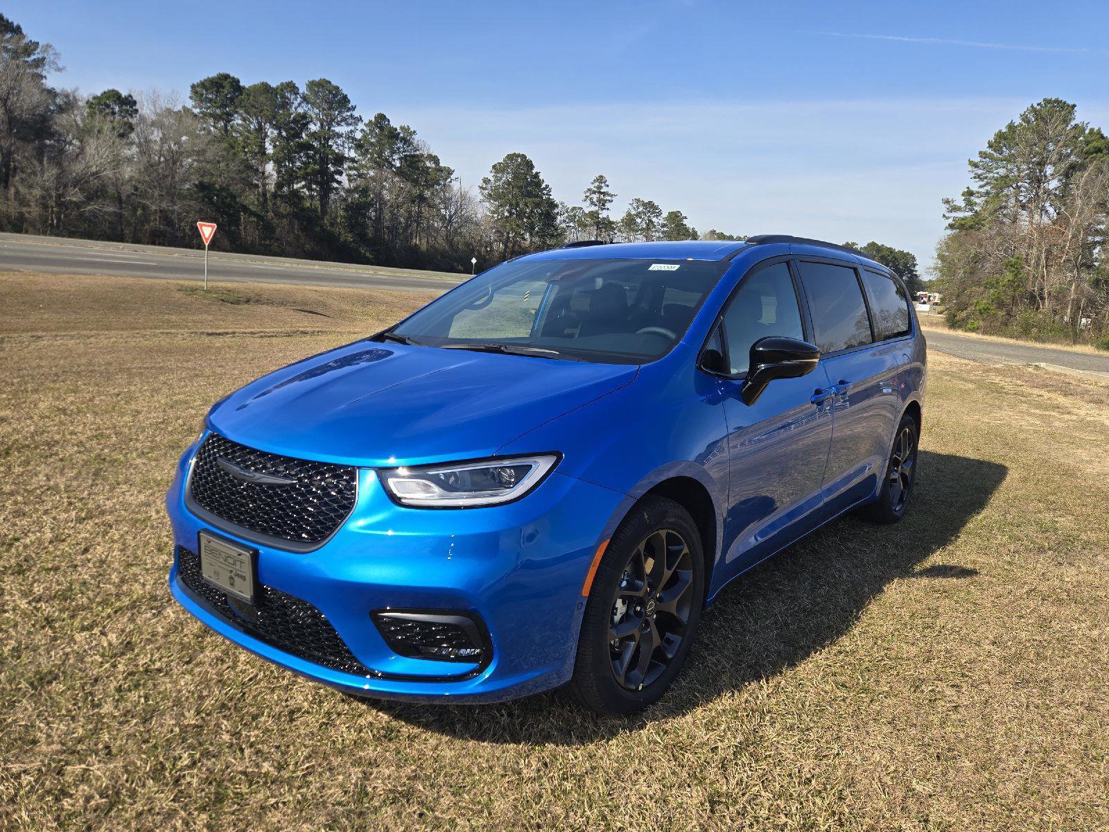 2026 Chrysler Pacifica Select's photo
