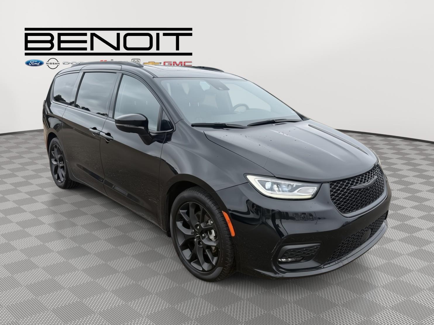 2025 Chrysler Pacifica Limited's photo