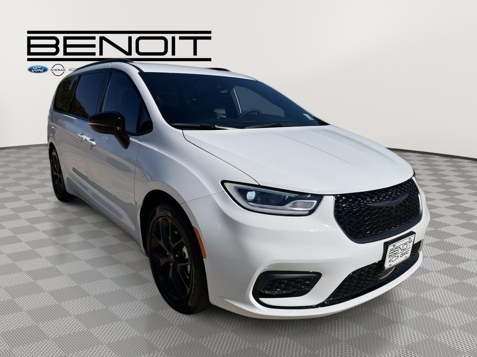 2024 Chrysler Pacifica Touring L's photo