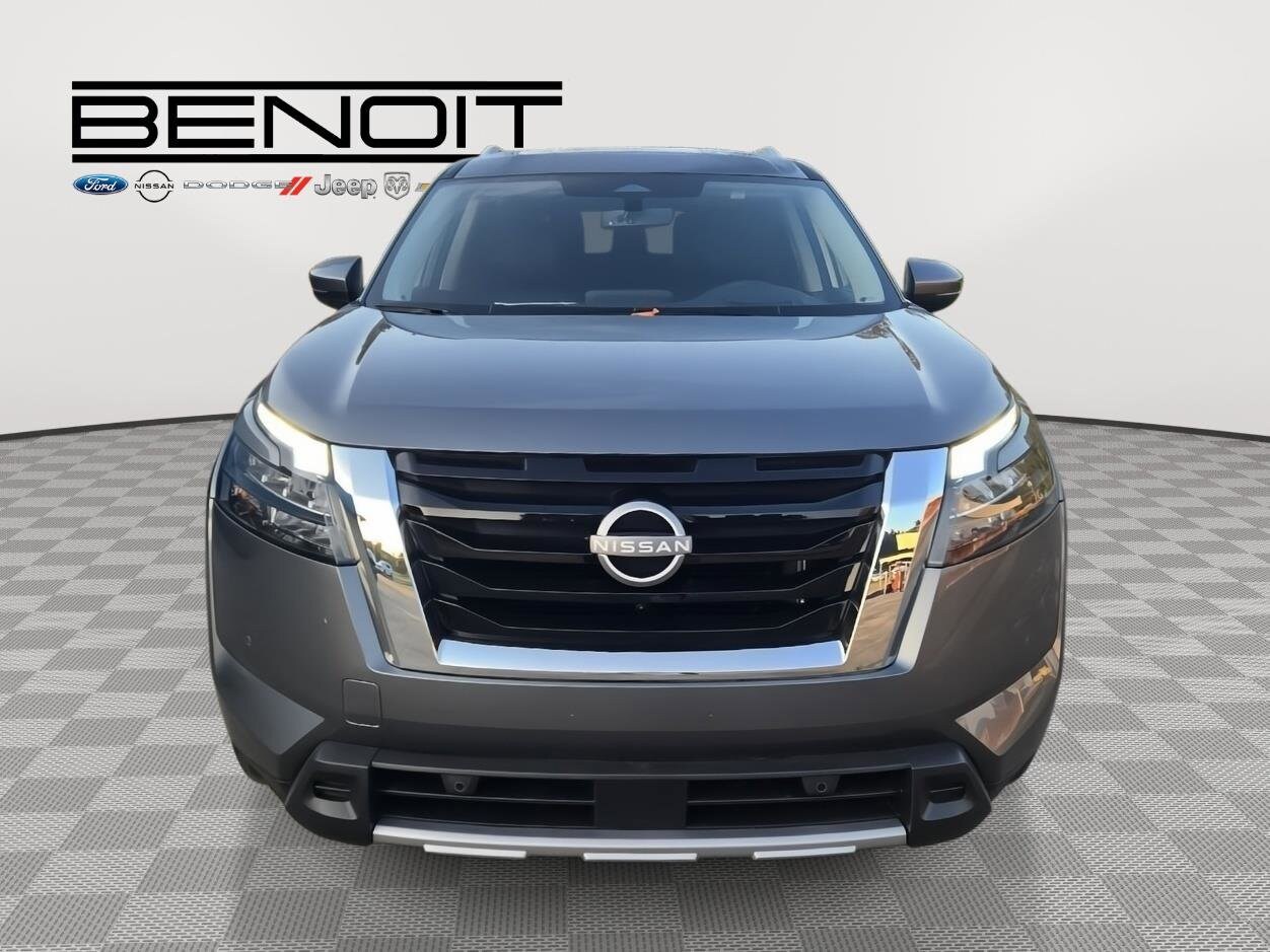 2025 Nissan Pathfinder Platinum photo 2