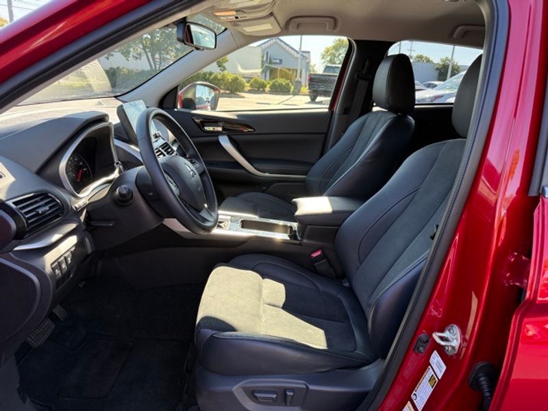 2022 Mitsubishi Eclipse Cross SE photo 2