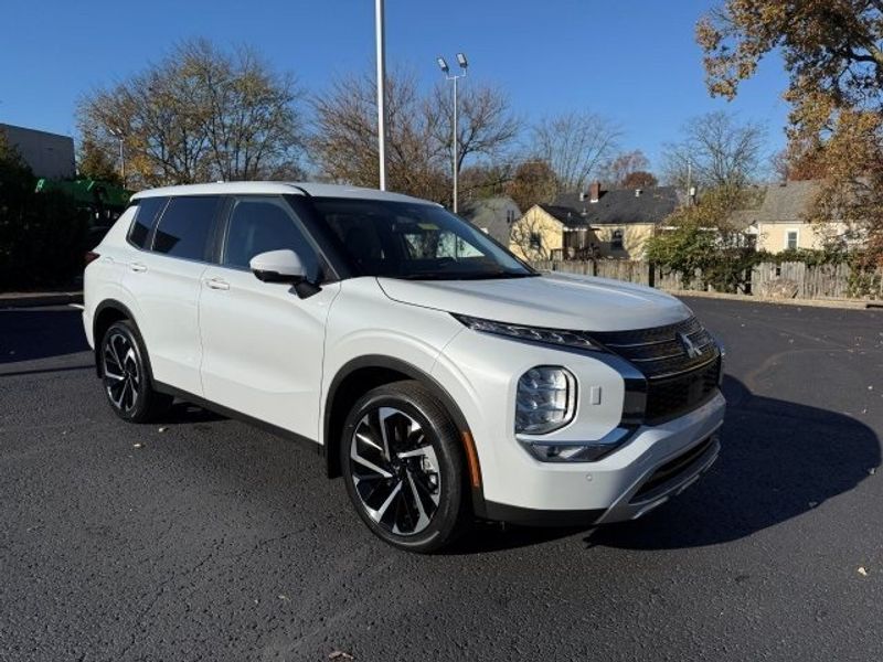 2023 Mitsubishi Outlander SE photo 2