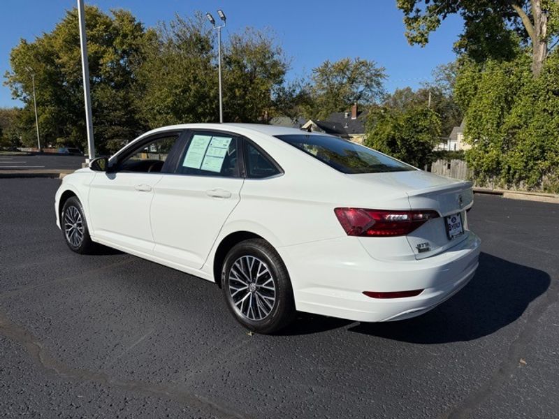 2021 Volkswagen Jetta SE photo 3