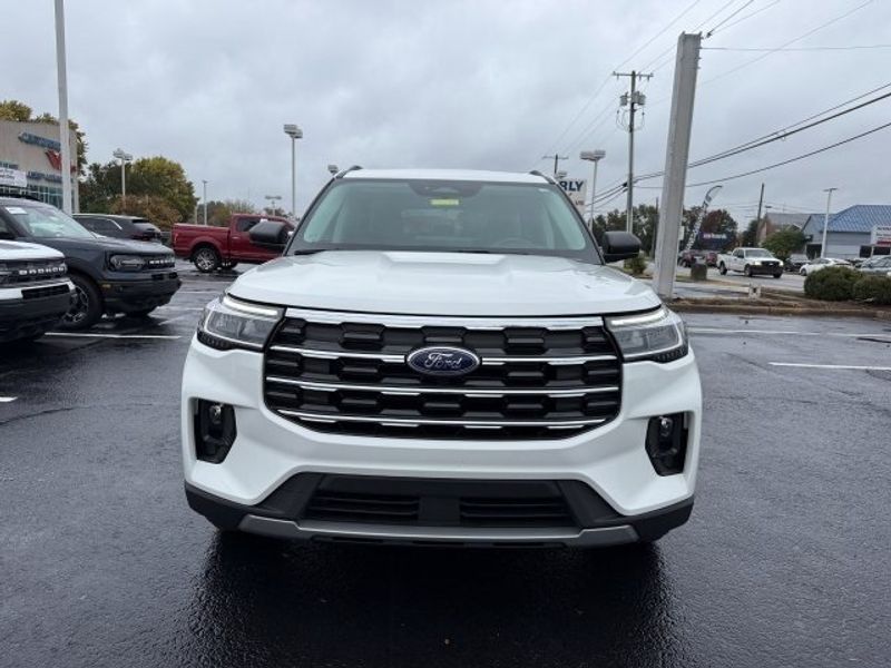 2025 Ford Explorer photo 2