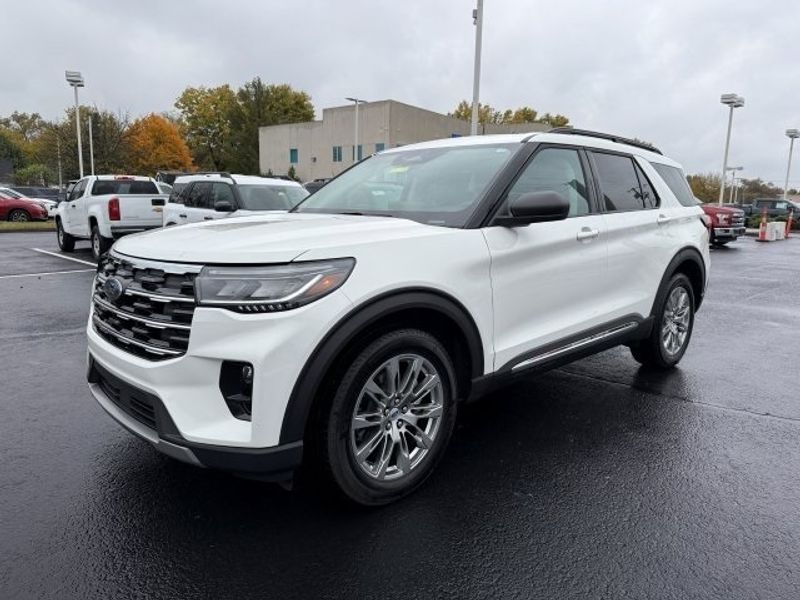 2025 Ford Explorer photo 3