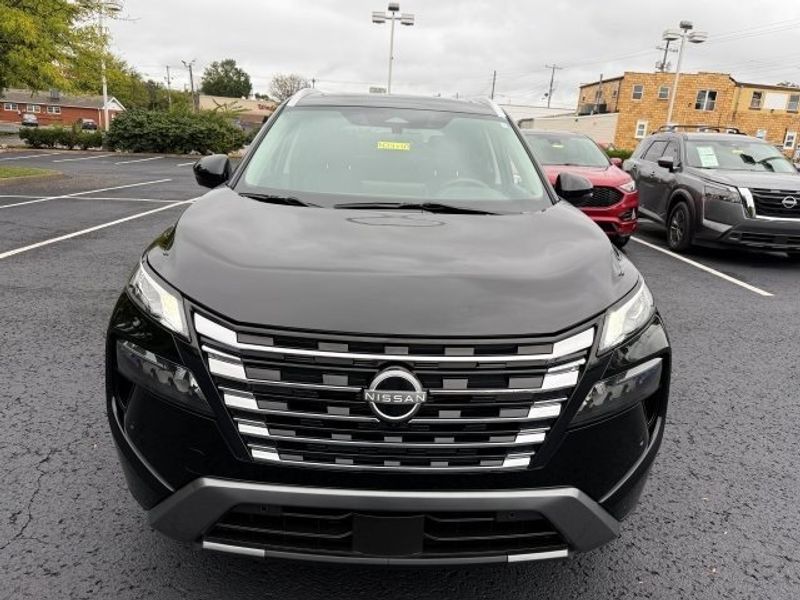 2024 Nissan Rogue SL photo 2