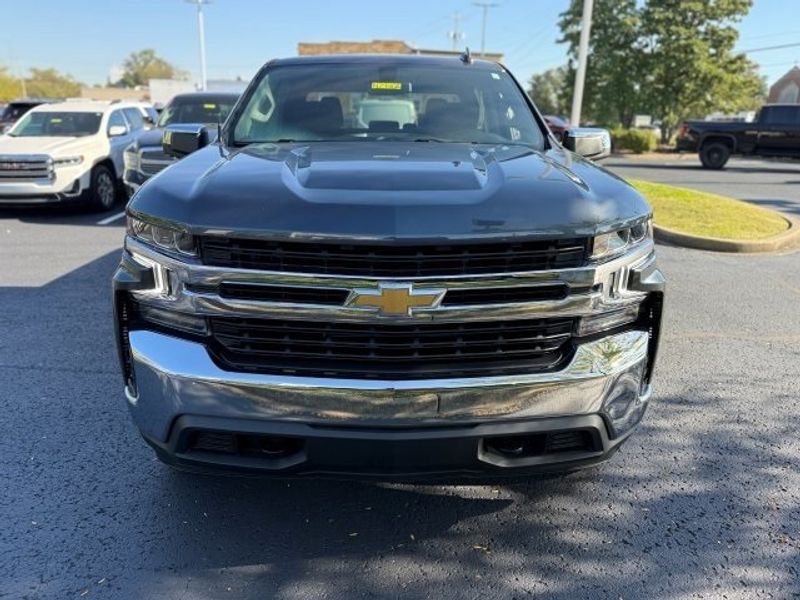 2022 Chevrolet Silverado 1500 LT photo 2