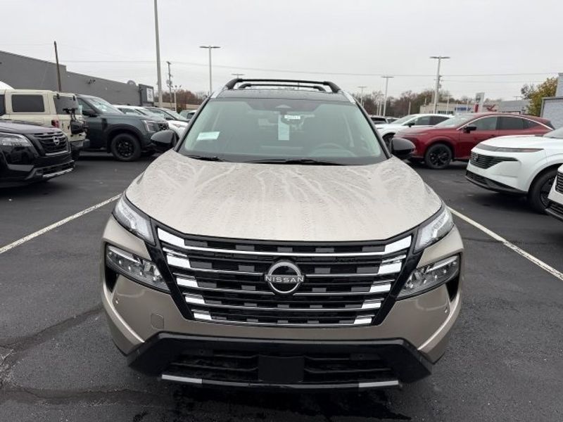 2026 Nissan Rogue Platinum photo 2