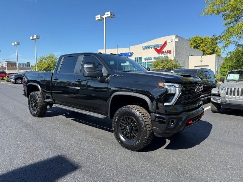 2024 Chevrolet Silverado 2500HD ZR2 photo 2