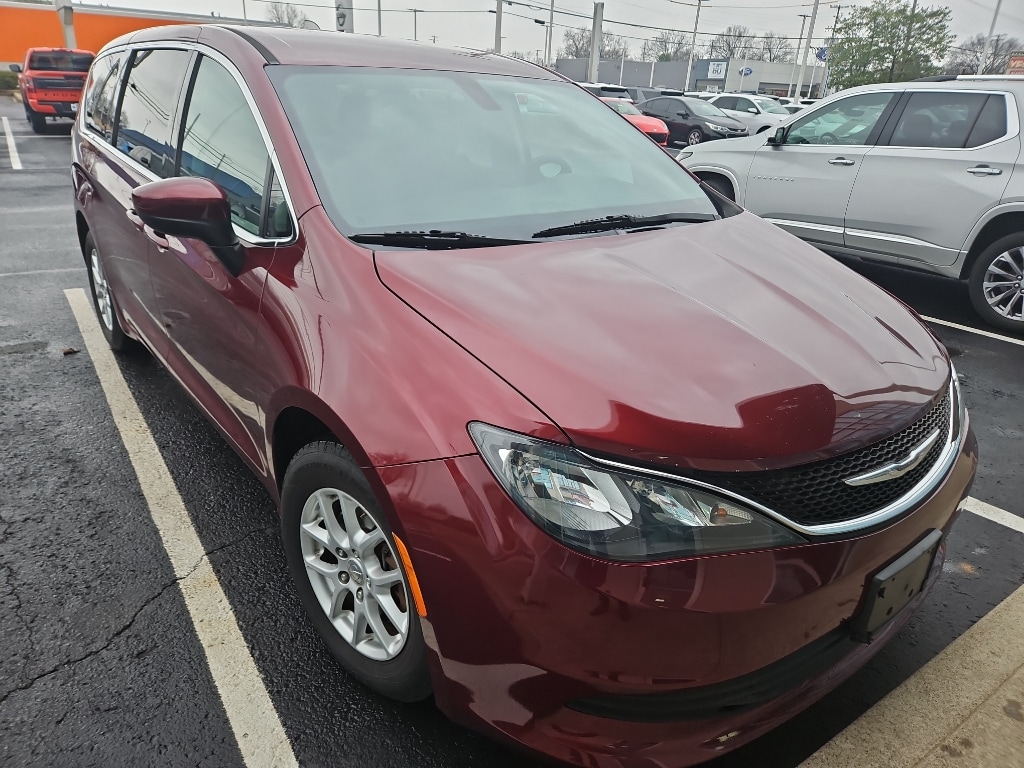 2017 Chrysler Pacifica Touring's photo