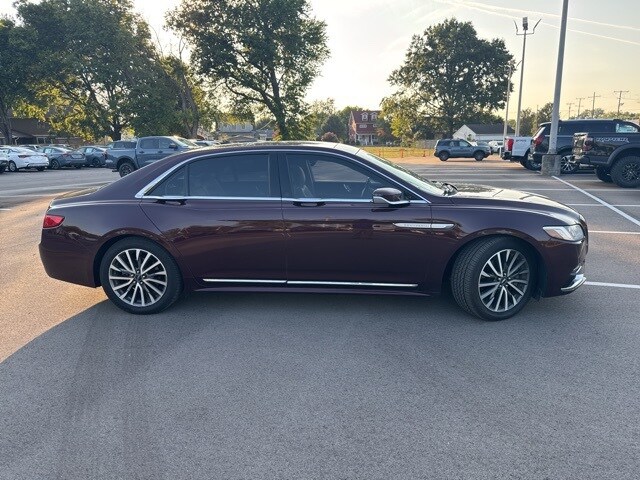2017 Lincoln Continental Select photo 2