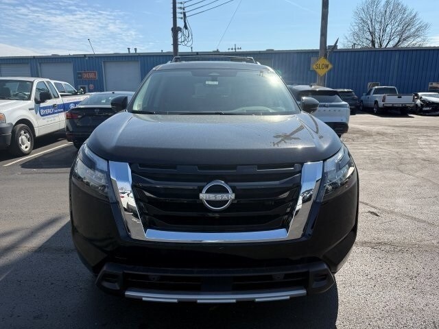2025 Nissan Pathfinder Platinum photo 2