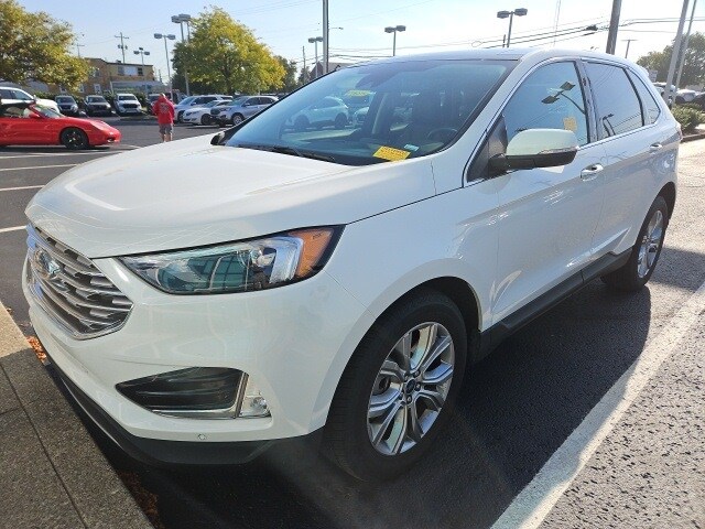 2022 Ford Edge Titanium photo 2
