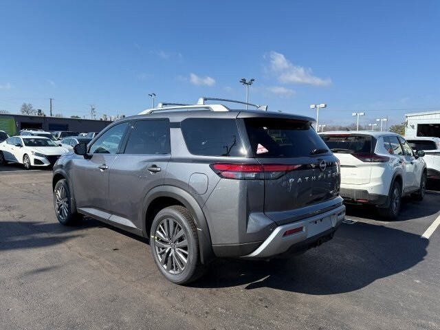 2025 Nissan Pathfinder SL photo 4