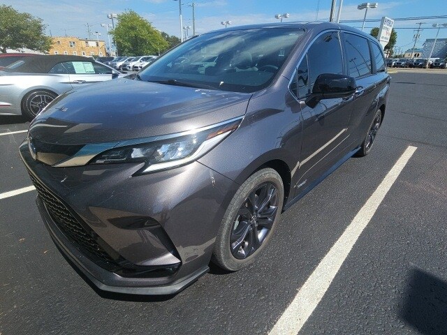 2021 Toyota Sienna XSE photo 3