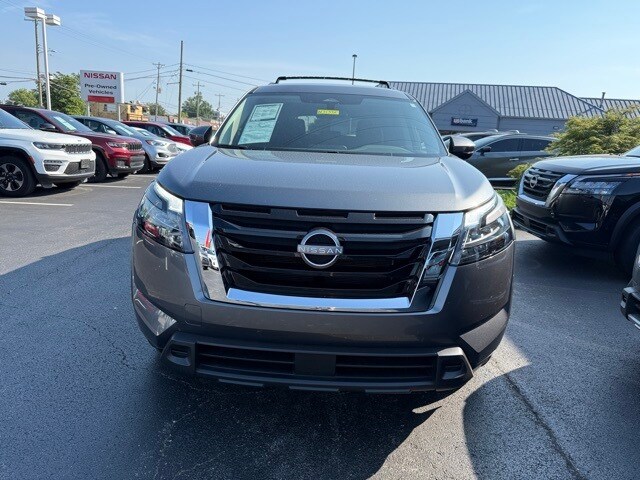 2023 Nissan Pathfinder SV photo 2