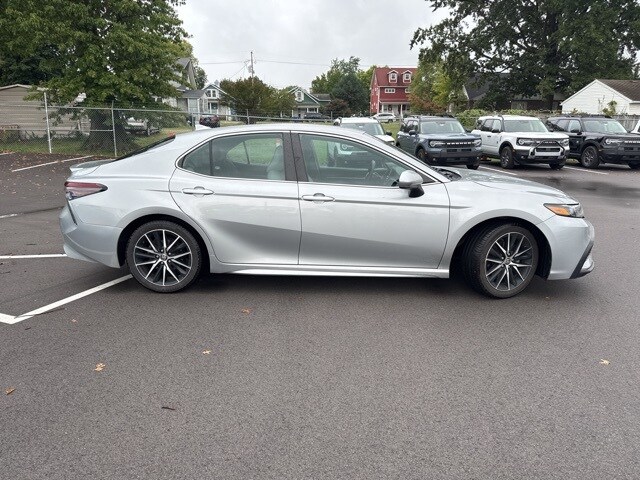 2021 Toyota Camry SE photo 2