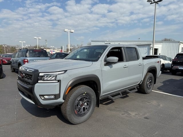 2025 Nissan Frontier PRO-4X photo 3