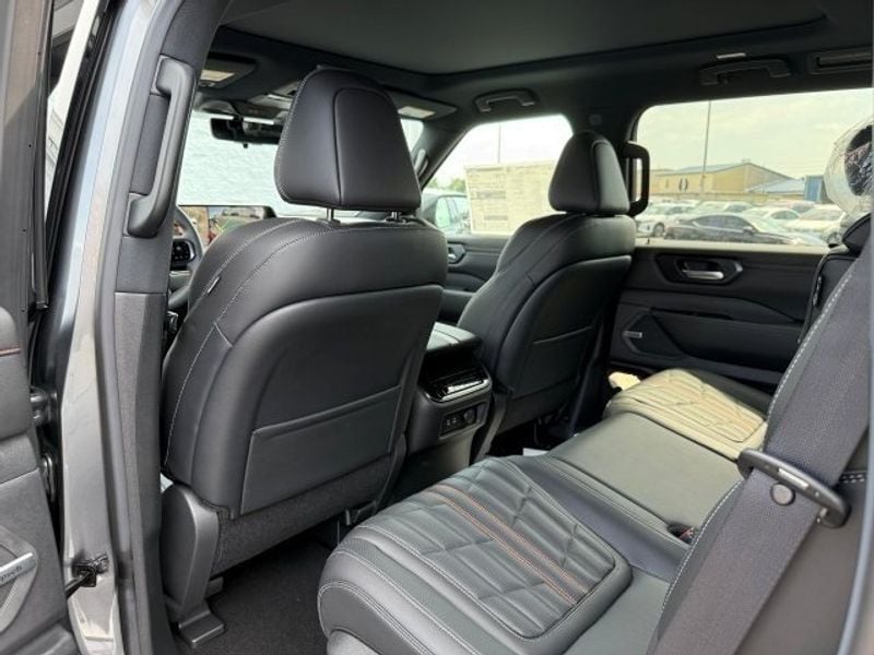 2025 Nissan Armada PRO-4X - Photo 18