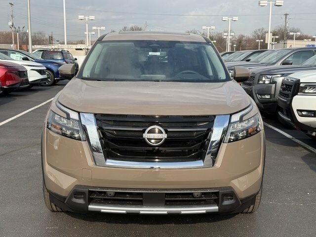 2025 Nissan Pathfinder Platinum photo 2