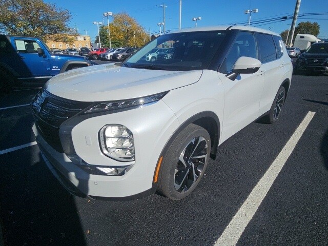 2023 Mitsubishi Outlander SE photo 3