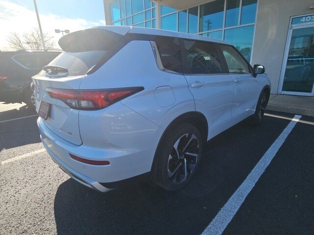 2023 Mitsubishi Outlander SE photo 2